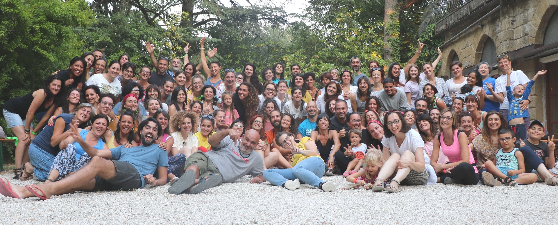 Foto di gruppo della comunità Escuelita Viva sotto agli alberi
